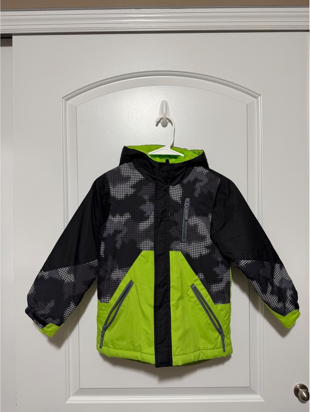 The Children's Place Boys 5/6 Lime Green and Black Hooded Winter Jacket